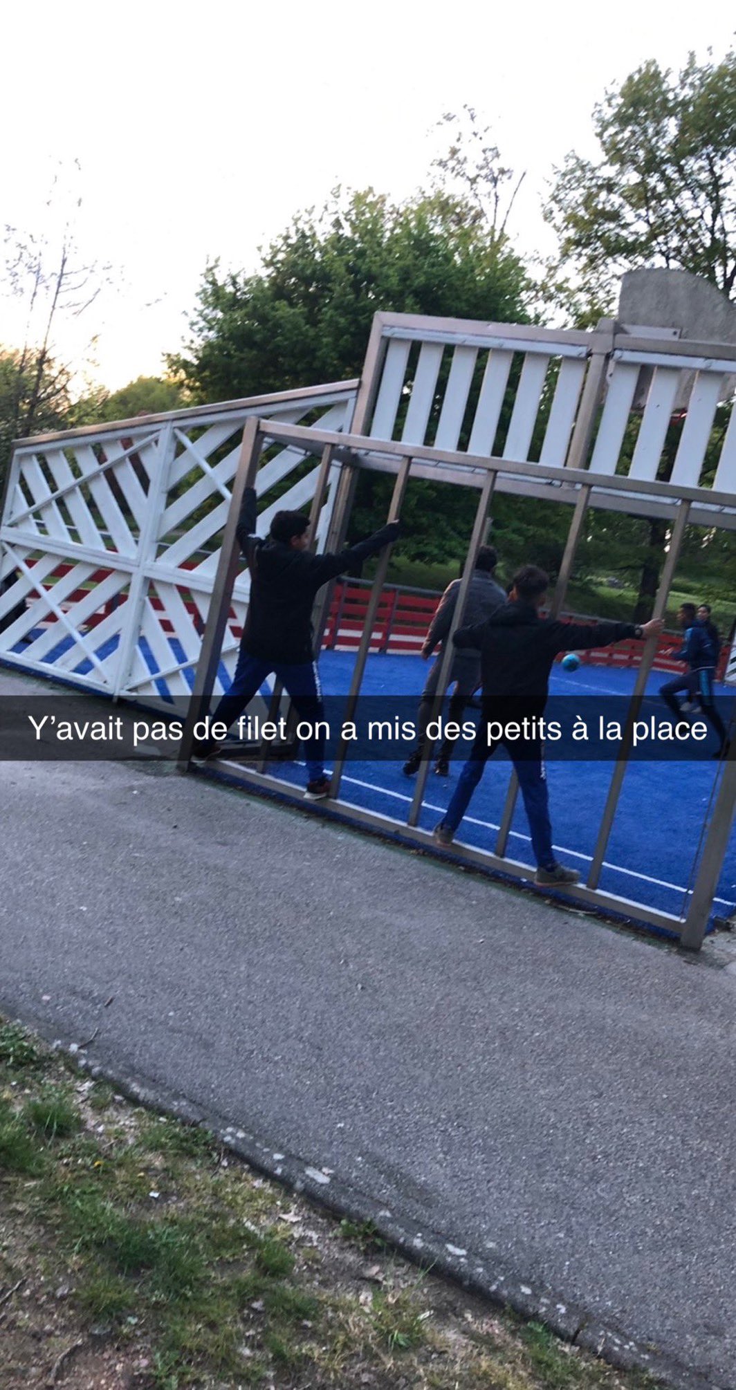 Y avait pas de filets on a mis des petits à la place