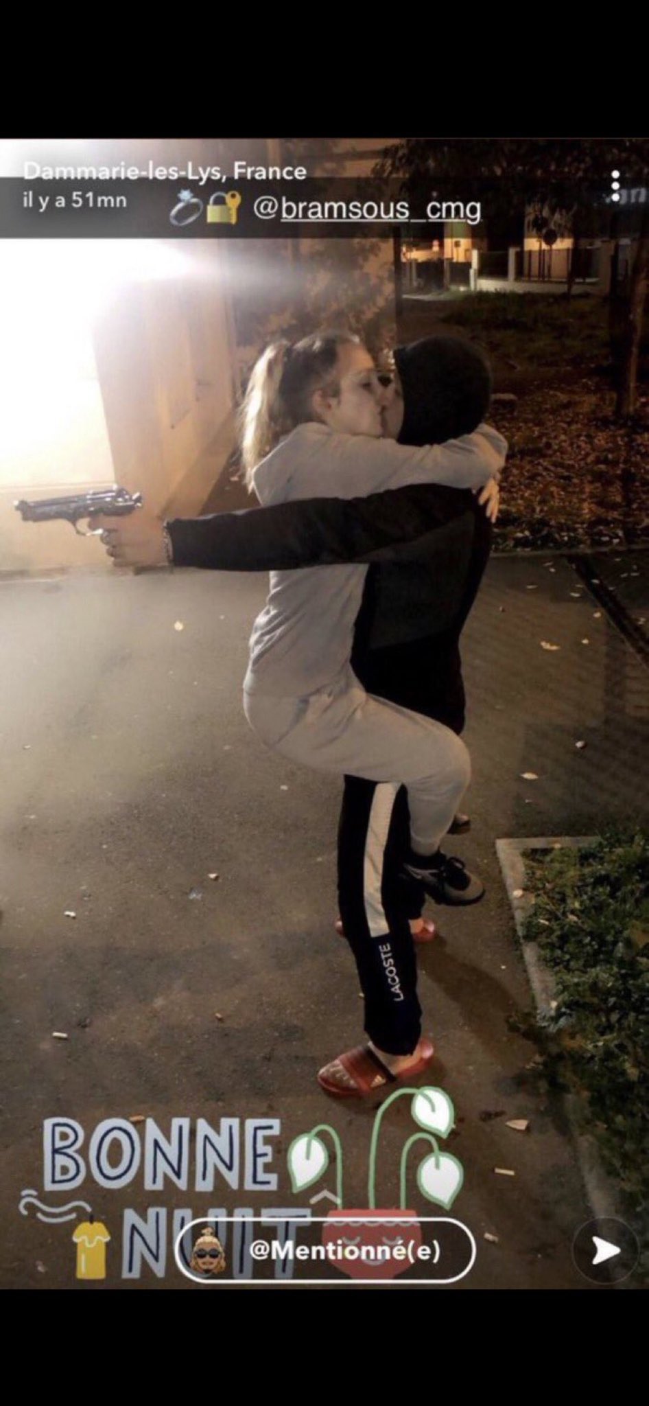 Couple de bandit pistolet gun arme calin