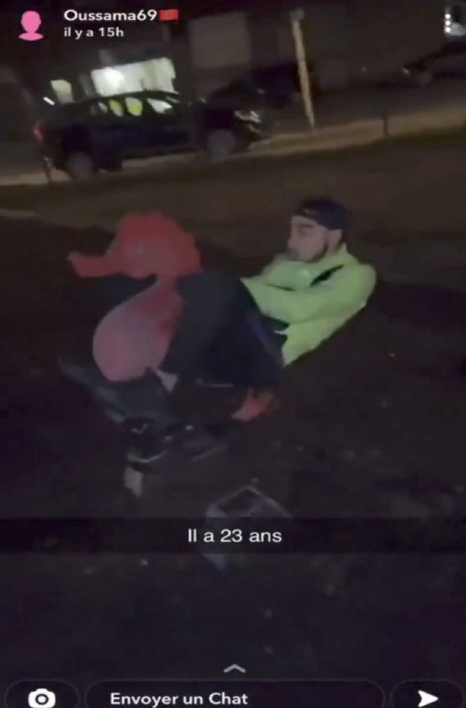 Il a 23 ans il joue dans une aire de jeu