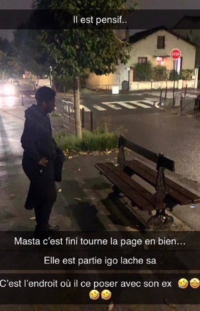 Il est pensif.. masta c'est fini tourne la page en bien.. elle est partie igo lâche ça, c'est l'endroit où il se posait avec son ex