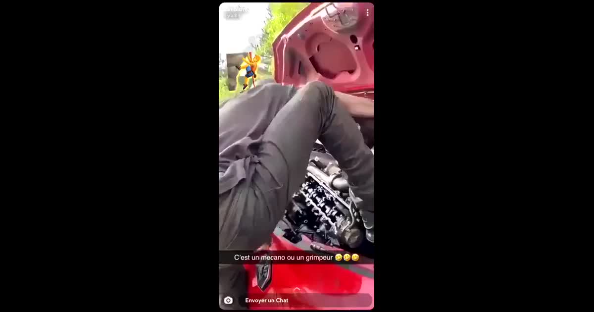 Moussa c'est un mécano ou un grimpeur, culasse, moteur, la ma voiture elle démarre comme ça ?
