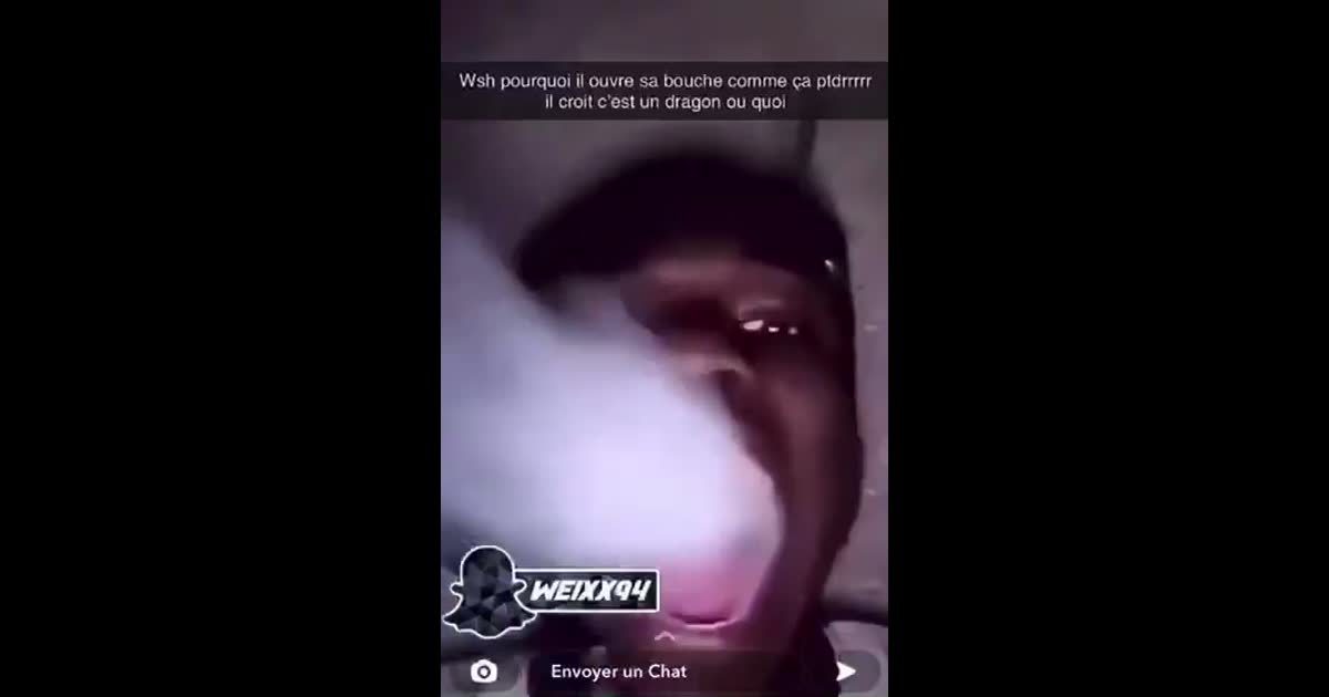 Il tire sur la chicha et il ouvre sa bouche comme un dragon