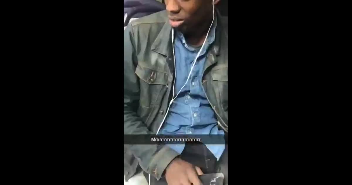 Bledard qui fixe avec dégoût une affiche avec 2 gays pd homosexuel  manix lubrifiant