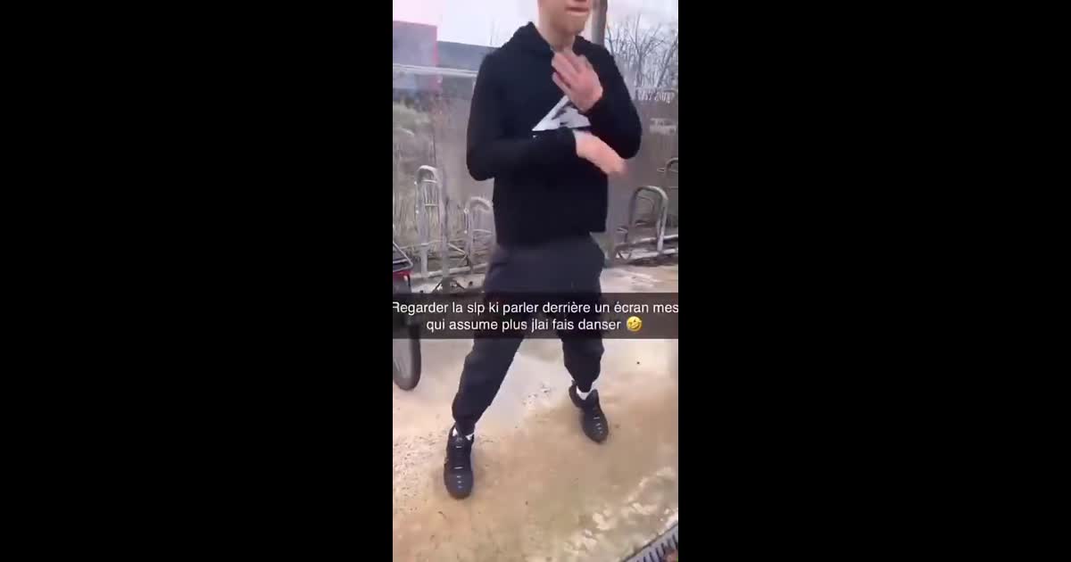 Regardez la salope qui parlait derrière un écran mais qui assume plus, je l'ai fait danser, twerk sale pute, plus fort, je vais te baiser ta mère, grosse pute, dis-moi toi t'es notre salope