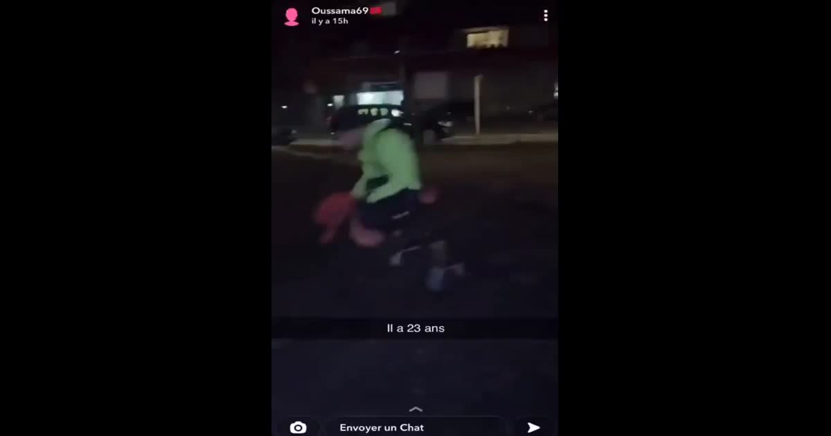 Il a 23 ans il joue dans une aire de jeu, mec qui se balance