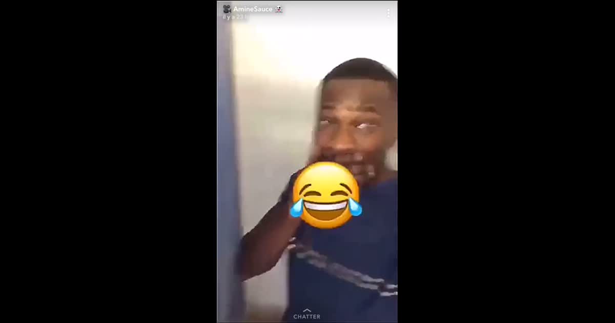 bilel ? ouais ? ahhh j'suis choqué, mec qui se branle dans les douches à côté