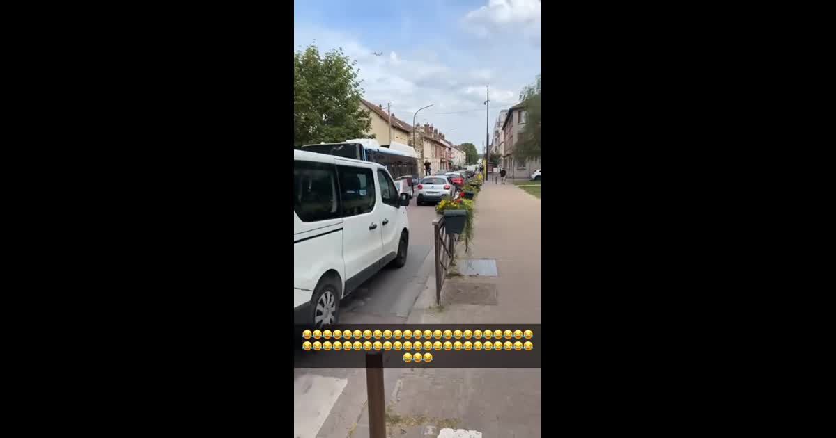 Il a un velo de ouf au nom d'Allah velo bleu velo haut