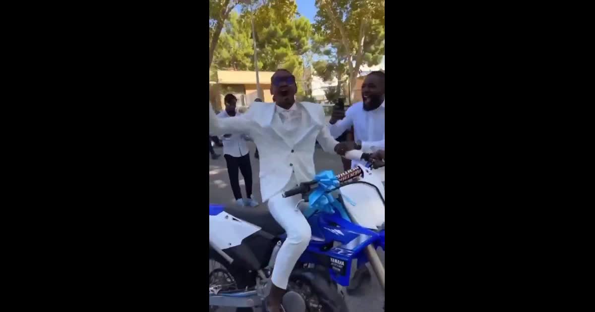 Le marié en motocross c bien le marié oui