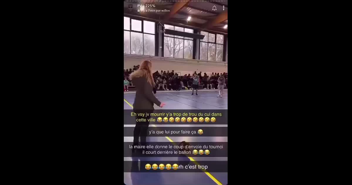 La maire elle donne le coup d'envoi et il court derrière le ballon