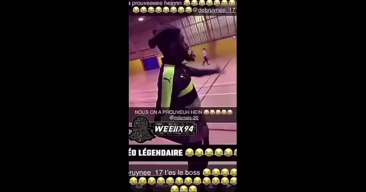 On a prouve hein prouveuh foot il glisse sur le ballon trébuche