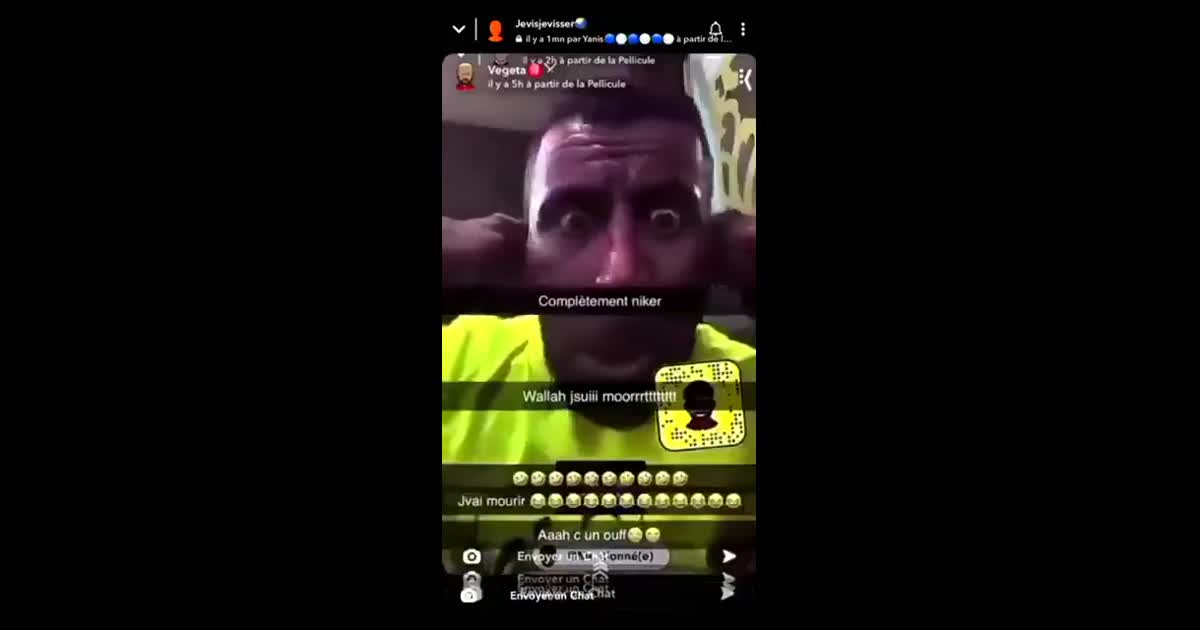 Mounir moons imite GMK singe grimace se tire les oreilles ouvre grands les yeux tshirt jaune complètement niqué
