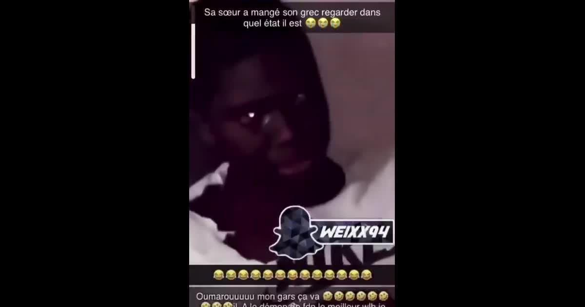 omaru sa soeur a mangé son grec il pleure regardez dans quel état il est c'est sur il est malien