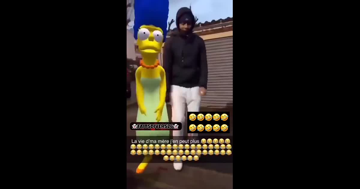 Marge simpsons qui danse au quartier