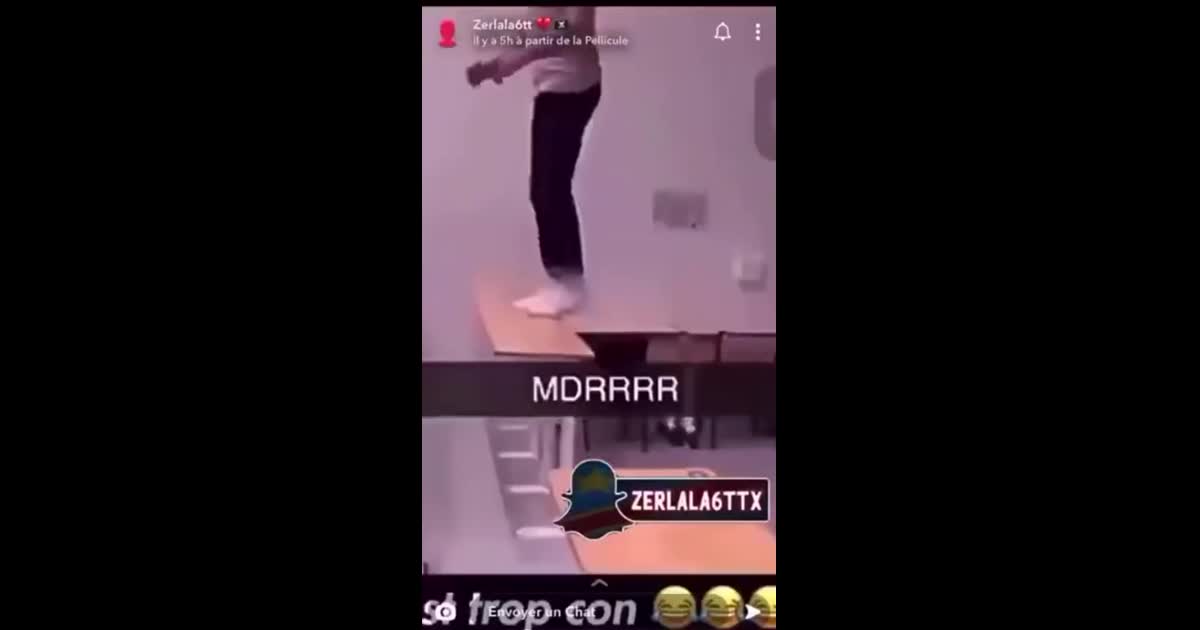 Salto arrière et il tombe comme une crêpe sur le visage dans une salle de classe