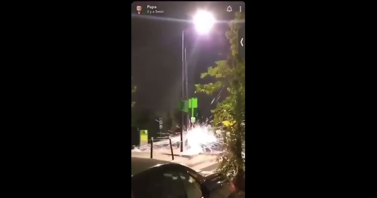 Scie un lampadaire et il tombe sur lui