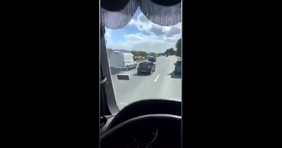 Il se branle au volant