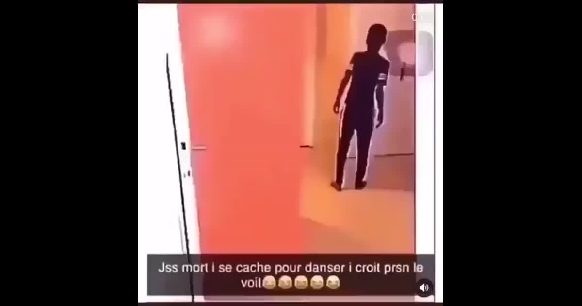 Petit qui se cache pour danser