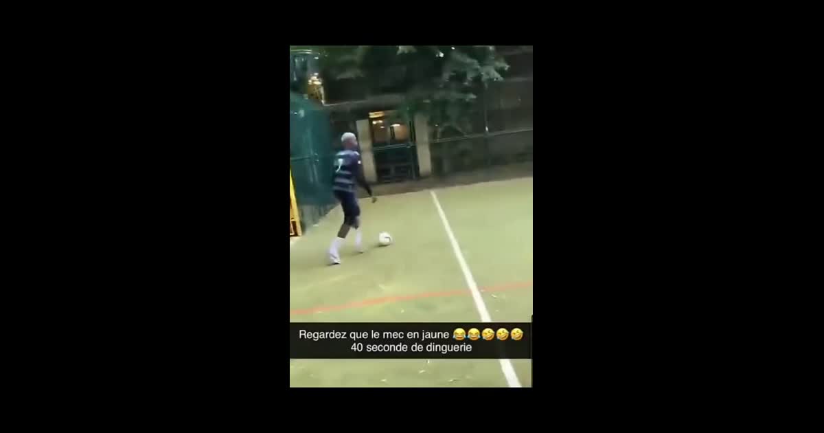 Le gars en jaune il joue n'importe comment