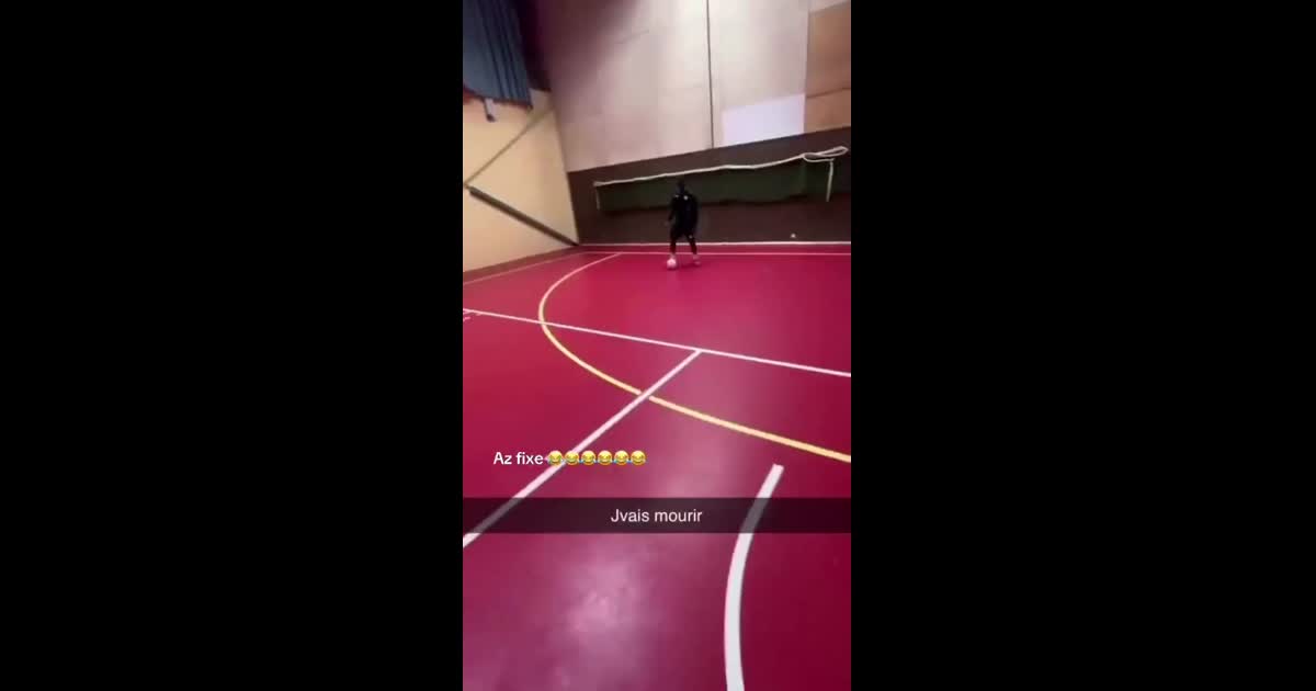 T'as la vidéo de l'année passement de jambes et il tombe glisse futsal jv mourrir az fixe