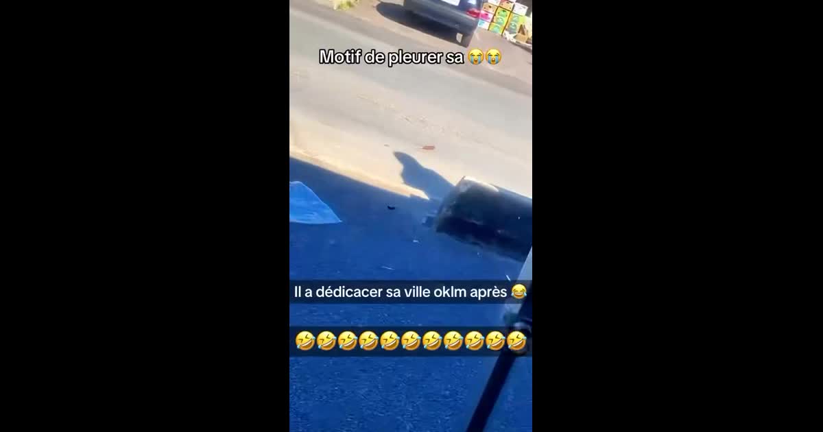 Depuis tout à l'heure il fait tomber ses brochettes